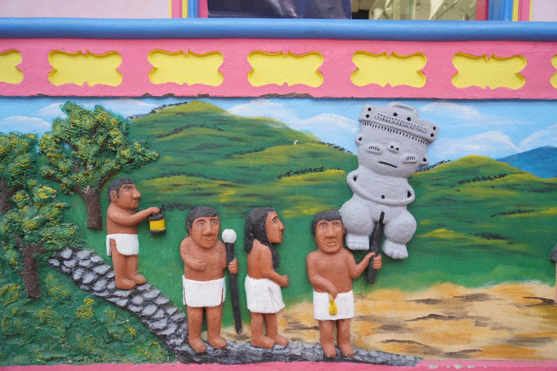 Tahamí indigenous life depicted in 3D zócalo relief art, Guatapé