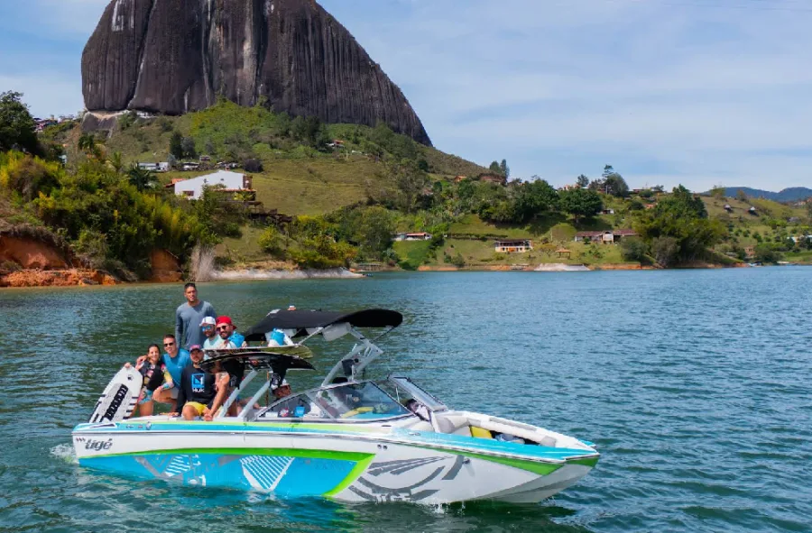 Bote de wakeboard y wakesurf de Hakoona, Guatapé
